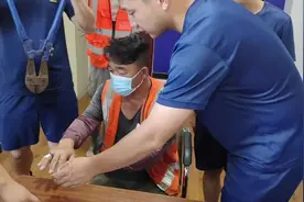 湖北随州：水泵工人手卡铁环 消防巧妙破拆救援图片