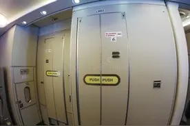 第一次乘坐飞机，不会使用洗手间，就问你尴尬不尴尬？图片