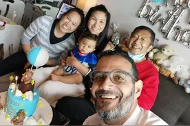 郑佩佩混血外孙1岁了！富豪前夫罕露面，非洲女婿与妻子似两代人图片