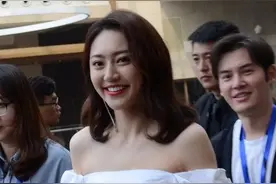 黄梦莹的生图皮肤黑，一字领勒的肉好紧啊，腿倒是挺细的图片