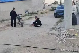 【提个醒】施工未设警示标志 骑行人被电线刮伤图片