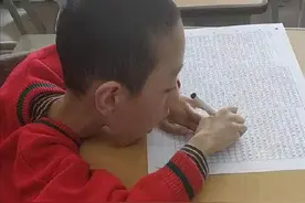 15岁怪病少年才50斤，励志求学自强不息成学霸，母亲陪伴从未放弃图片