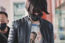 小鬼王琳凯穿衣品味惹争议，身上图案疑似低俗，明星审美需正能量图片