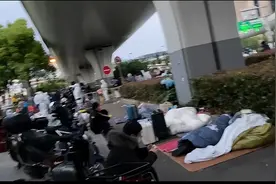 离沪潮下26位骑手免费送人到车站，因不能载人受到处罚，喊话“不要让小哥们伤心”图片