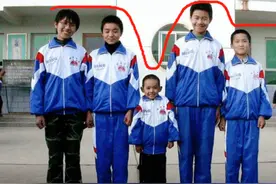 初一新生现“断崖式身高差”，网友都替男生着急，家长却乐在其中图片