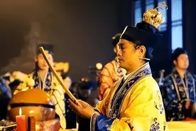 故事：乾隆让道士求雨，道士作法后果然下雨，乾隆：拉出去砍了图片