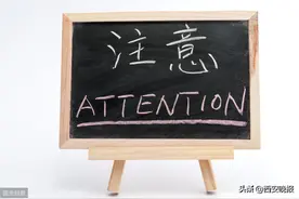 调皮男孩头卡公交车栏杆 司机乘客巧助脱困图片