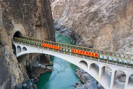 西藏这座桥背后有个动人故事，车辆经过大多鸣笛，只为致敬一群人图片