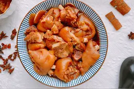 “冬季进补，猪蹄靠谱”，家庭卤猪蹄最简单的做法，不腥软烂入味图片