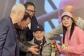 69岁刘家辉现状：生活不能自理坐轮椅行走，说不清话靠女徒弟翻译图片