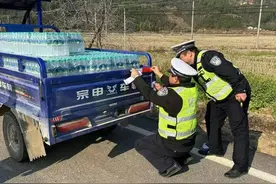 农民田间小路开三轮被罚，怒将交警告上法院，小路不在道路划分内图片