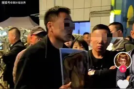 18岁女生上课玩手机，被老师训打停课后轻生，家长校门口跪地痛哭图片