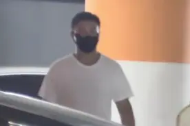 34岁释小龙罕露面，娇妻穿低胸吊带身材抢眼，小女儿模样可爱图片