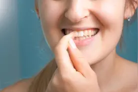 成为“超级塞牙人”怎么办？经常抠牙或对牙齿健康不利图片