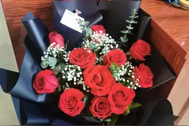 上个月我去深圳旅游，在旅馆看见了我的前男友，他看起来有些憔悴图片