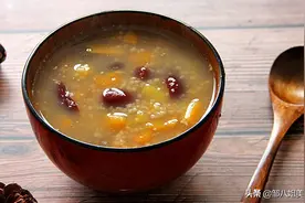 ​煮小米粥时，加水就煮难怪不香！牢记几点窍门，米油多香味浓图片