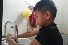 3年前，4岁男孩独自照顾残疾父亲感动全国，如今算过上好日子啦图片