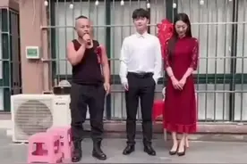 10月30日，河南商丘，爸爸当司仪为儿子举行阳台婚礼：疫情一切从简，不给社会添麻烦图片