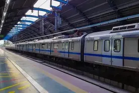 今天认识了一个开地铁的，才知道地铁司机是这样的图片