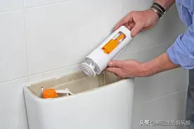 马桶冲水慢？自己也能修，用手拨动这2个地方，出水量又大又猛！图片