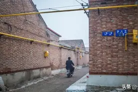 农村房屋无偿架设燃气管道，翻建新房，农民却赔几千块！咋回事？图片