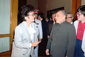 1988年菲国总统叫嚣离南海很近，邓小平狠话应答，让对方后背发凉图片