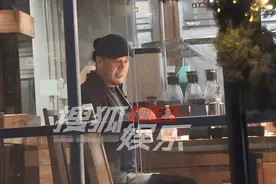 50岁杨坤身旁又换新人！红光满面请美女吃饺子，身材壮硕走路踉跄图片