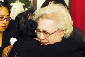 女儿不理她，儿子打骂她，百岁老人秦怡的一生，为什么那么苦？图片