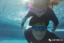 女儿跟爸爸同池泡澡，隔天尿尿就痛，医生检查结果让妈妈难以接受图片