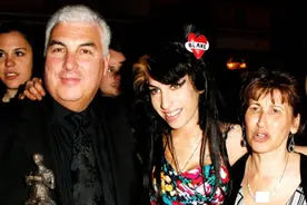 英国女歌手被前夫带坏染上吸毒酗酒恶习，导致酒精中毒而亡的悲剧图片