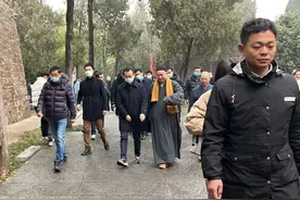 68岁王健林现身白马寺，获寺庙住持帮忙开道，多名保镖跟随排场大图片