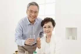 69岁土豪大爷相亲63岁漂亮大妈：每月给你2000零用钱！大妈：再见图片