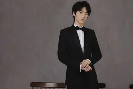 张艺谋妻子罕晒大儿子，20岁穿西装帅气大长腿抢镜，五官遗传陈婷图片