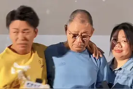 王宝强回老家工作，紧抱爸爸落泪，姐姐罕见现身，姐弟俩长得超像图片