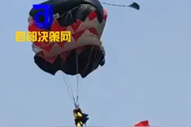 河南一高校运动会学生跳伞从天而降，学校：有13人跳伞，其中有5名学生，学生：画面非常震撼图片