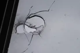 深夜惊魂！美国华人夫妇家中休息，流弹破窗而入，咫尺距离险要命图片