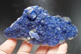 山东司机捡到蓝色发光石头，专家鉴定后，立马封锁整个村庄勘察图片