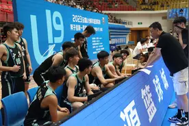 U19比赛火爆一幕，广东男篮青训王牌比赛中怒推裁判，被夺权驱逐图片