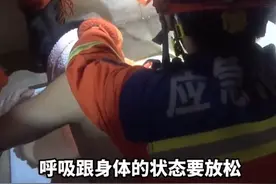 福建泉州 一男子在洗澡时不慎将毛巾掉入便池，一时心急伸手去捞不慎将整只手臂卡住图片