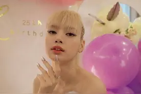 Lisa晒出25岁庆生照 金发高马尾甜辣风穿搭超美图片