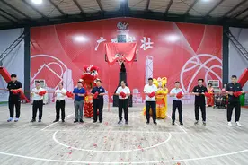 广西威壮篮球公园正式揭牌，当天进行的青少年交流赛精彩纷呈图片