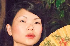 她是国人眼中的“丑女”，误打误撞嫁法国富豪，儿子就像小王子图片