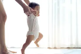 宝宝学走路越早越好？宝宝学走路的“最佳月份”，太早太晚都不好图片