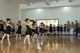 痛心！多名孩子下肢瘫痪，竟是跟做这个动作有关图片