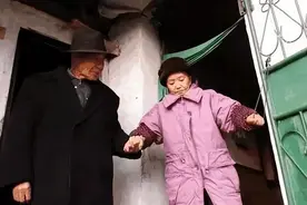 1997年，八旬大爷与新找的老伴儿聊天时，发现：自己以前就娶过她图片