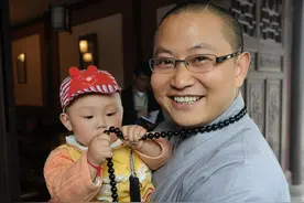 汶川地震，高僧破三戒收留孕妇，生108名罗汉娃，如今成常务委员图片