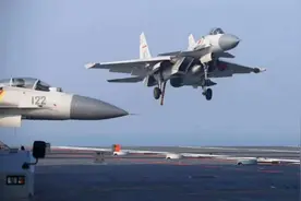 歼15超低空掠过美军舰头顶！双机全程俯拍，辽宁舰已具备完整战力图片