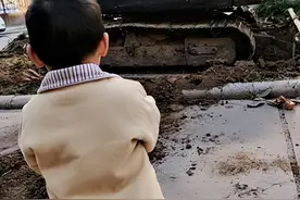 看到挖掘机就不走，为啥小男孩都喜欢挖掘机？由娃的生理结构决定图片