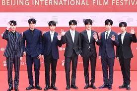 时团成员北影节红毯抢麦？粉丝争论不休，其实只是一个误会图片