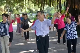 64岁大爷：跳了1年的交谊舞就不敢跳了，那些女人都不是省油的灯图片